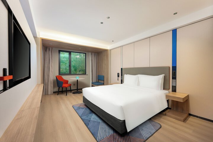 Room 8 of 50