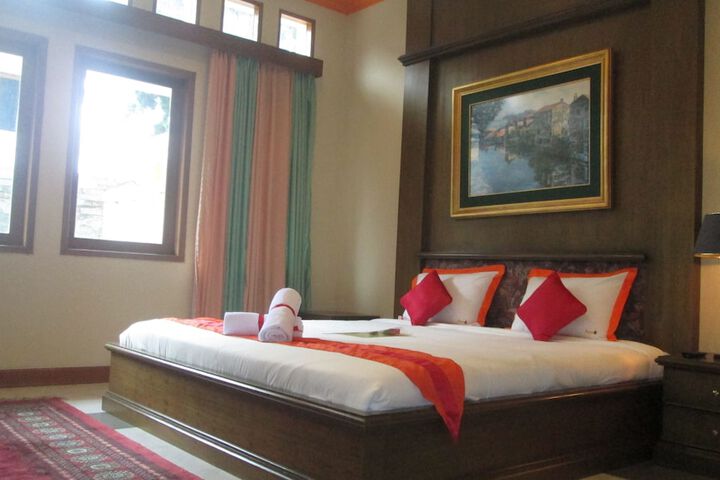 Room 5 of 18