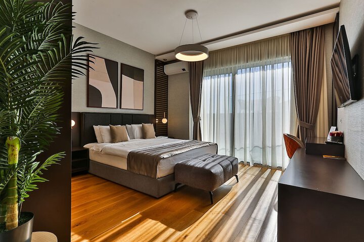 Room 102 of 198