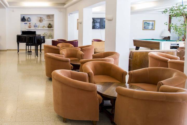 Lounge 98 of 137