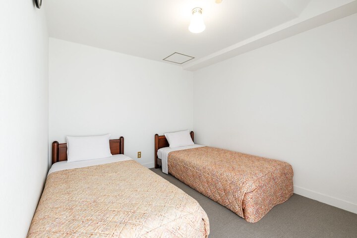 Room 12 of 28