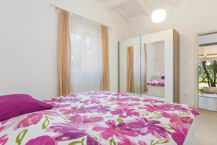 Beautiful Home in Cubani With Wifi and 2 Bedrooms