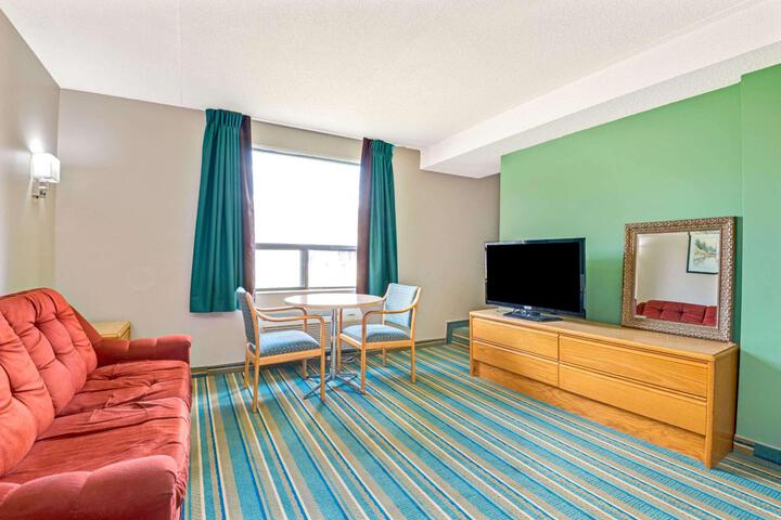 1 King Bed (4 of 10)