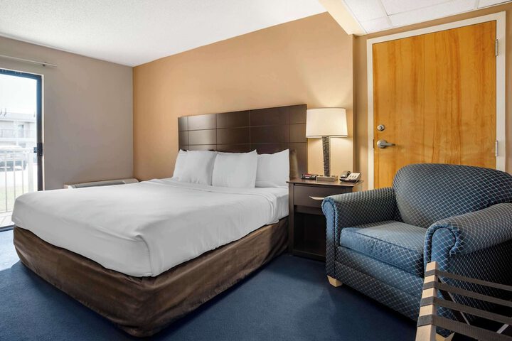1 King Bed (12 of 19)