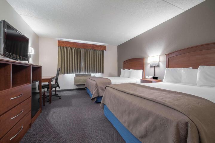 1 Queen Bed Mobility Accessible East Building 1st Floor (19 of 19)