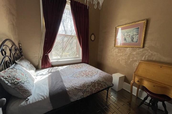 Room 9 of 90