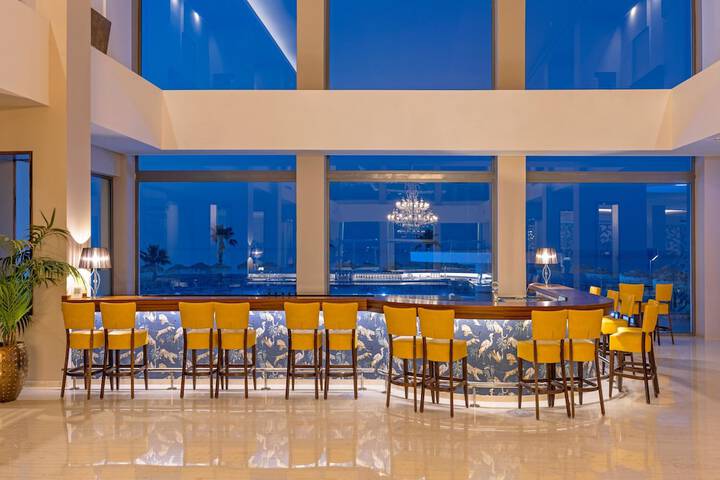 Lounge 215 of 283