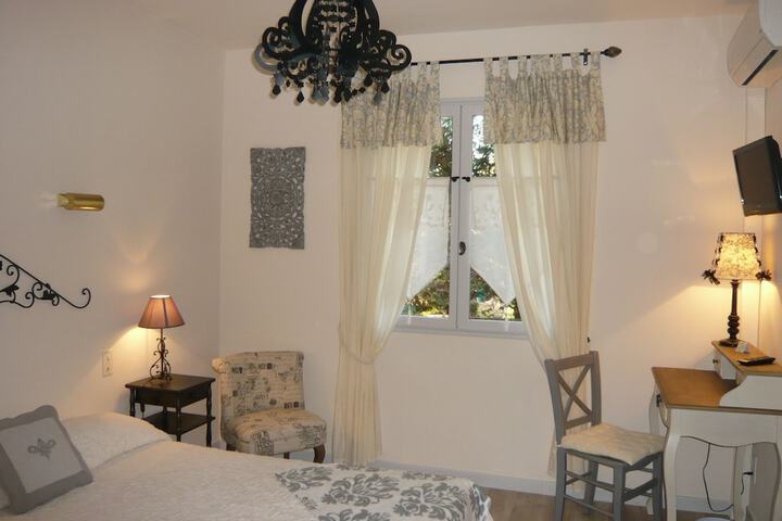 Room 11 of 36