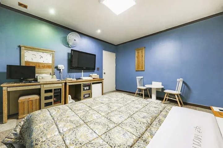Room 8 of 10