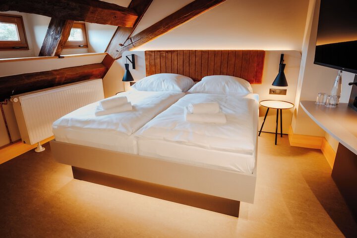 Room 8 of 9