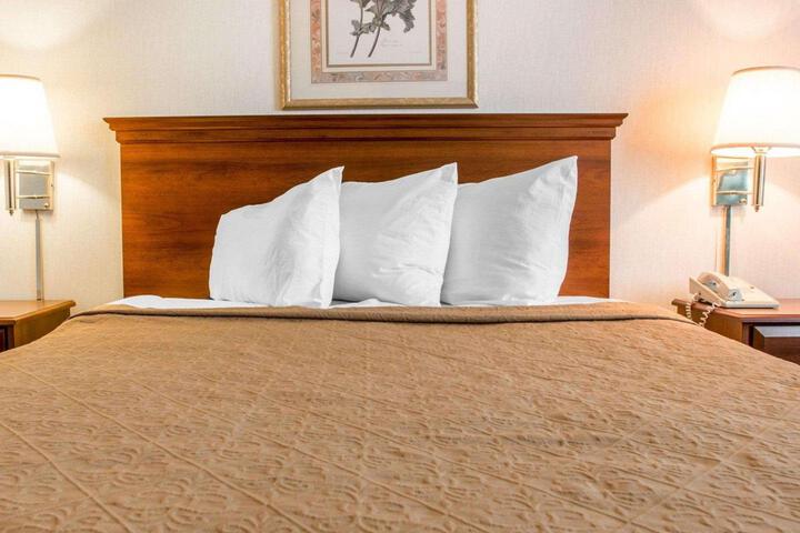 1 Queen Bed (2 of 9)