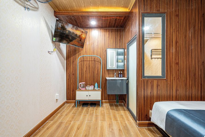 Room 10 of 33