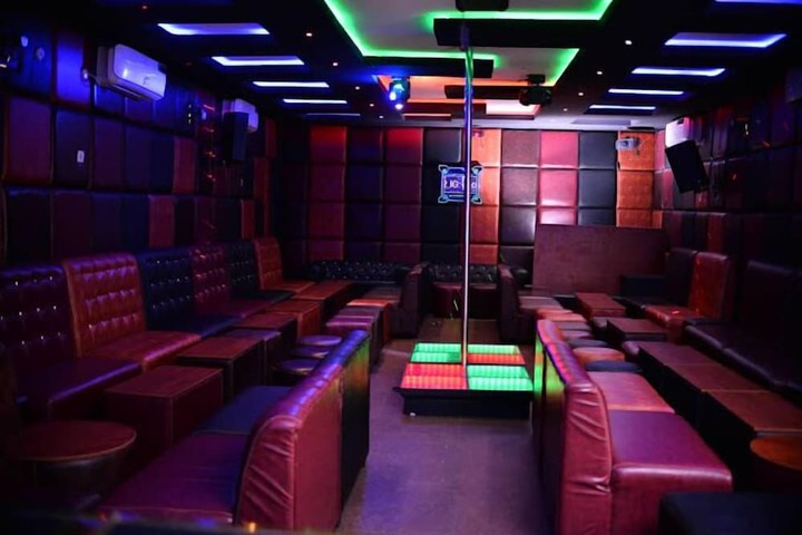 Lounge 34 of 37