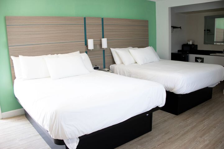 Double Deluxe King Bed (9 of 14)