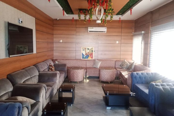 Lounge 92 of 104