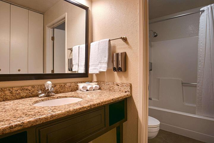 2 Queen Beds Microwave and Refrigerator WiFi Full Breakfast (4 of 7)