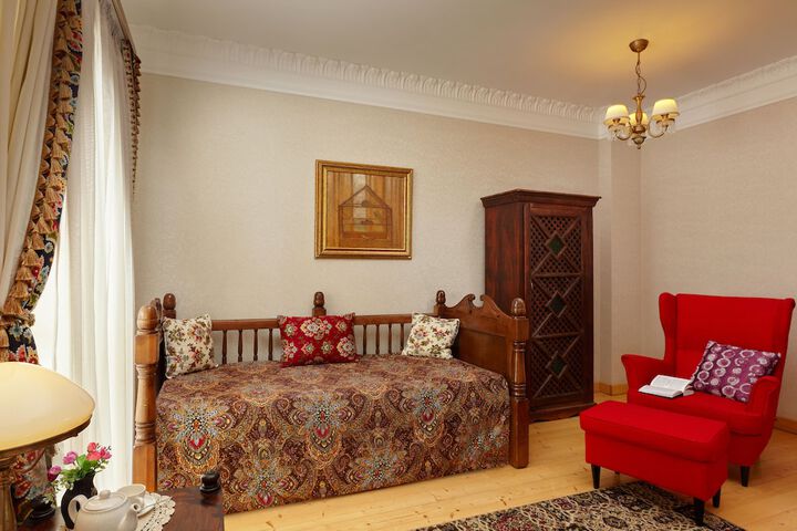 Room 6 of 73