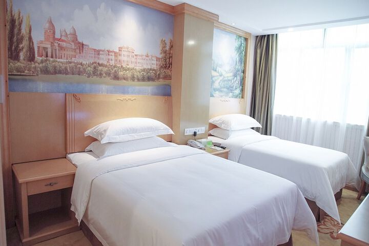 Room 5 of 8