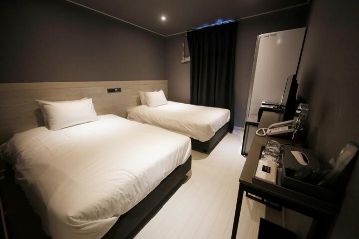 Room 9 of 11