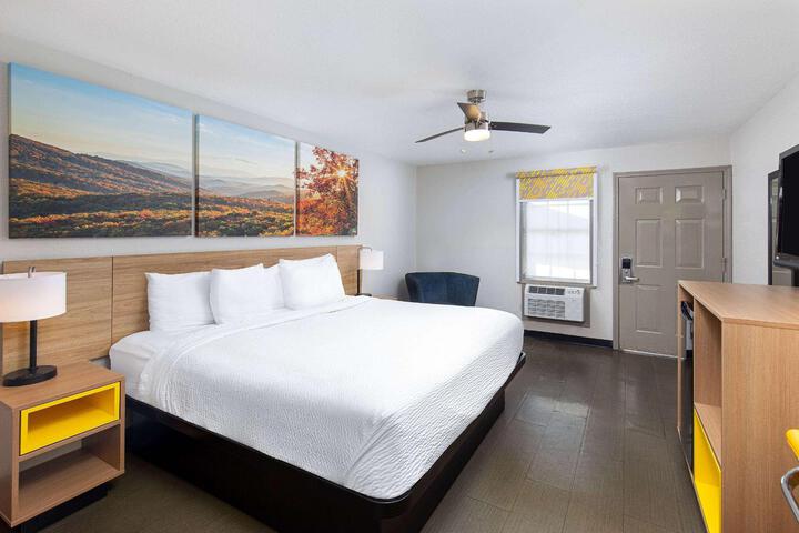 1 Queen Bed (7 of 18)