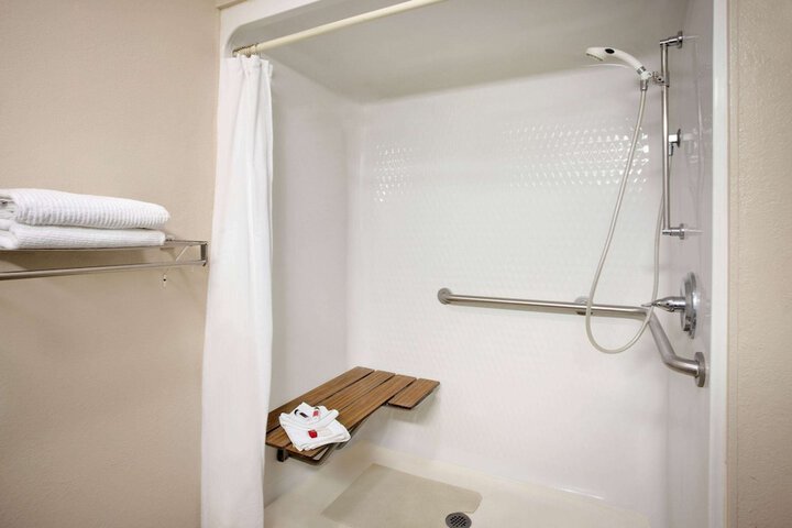 1 Queen Bed Accessible Room (8 of 19)