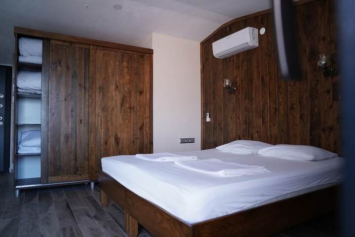 Room 17 of 33