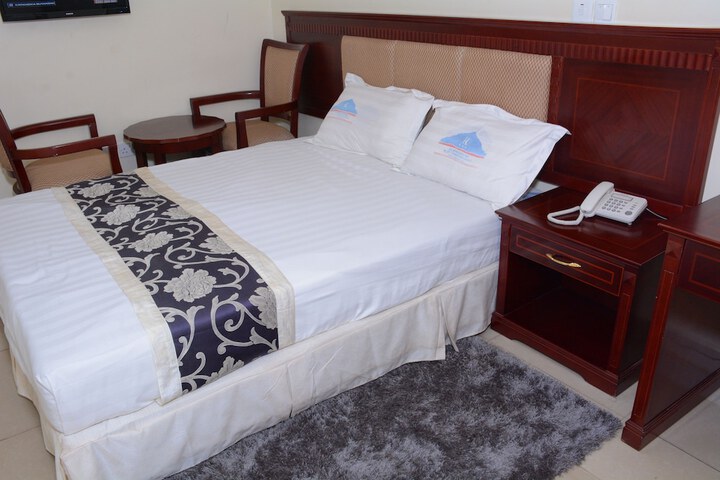 Room 12 of 32