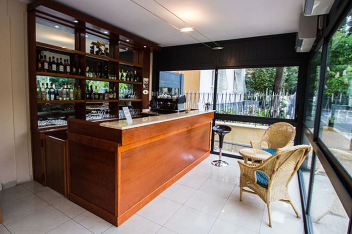 Lounge 13 of 23