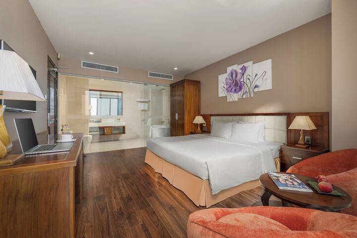 Room 28 of 104