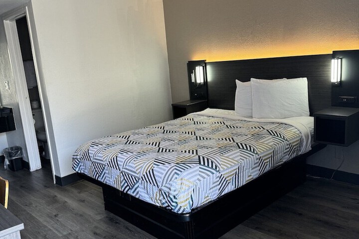 Room 28 of 54