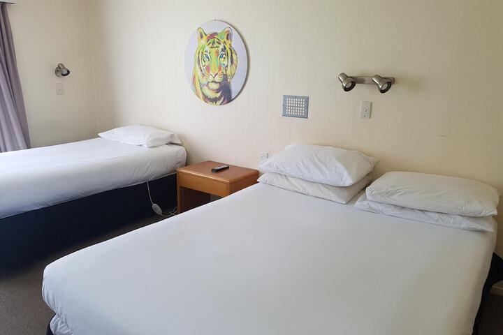 Room 17 of 37