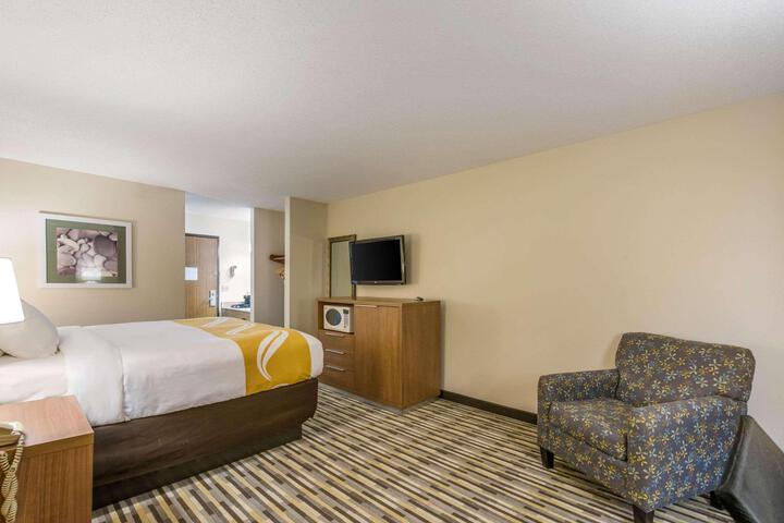 1 King Bed (4 of 6)