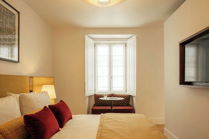 Room 33 of 193