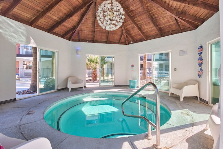 Indoor spa tub
