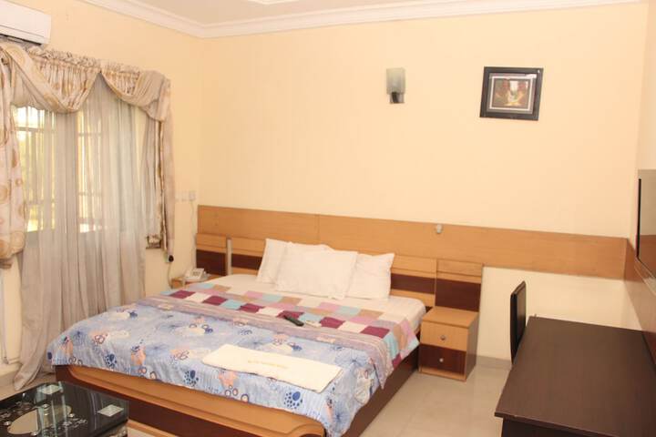 Room 6 of 13