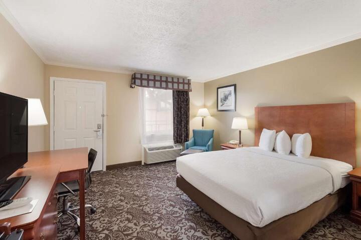 1 Queen Bed Microwave and Refrigerator WiFi Full Breakfast (7 of 8)