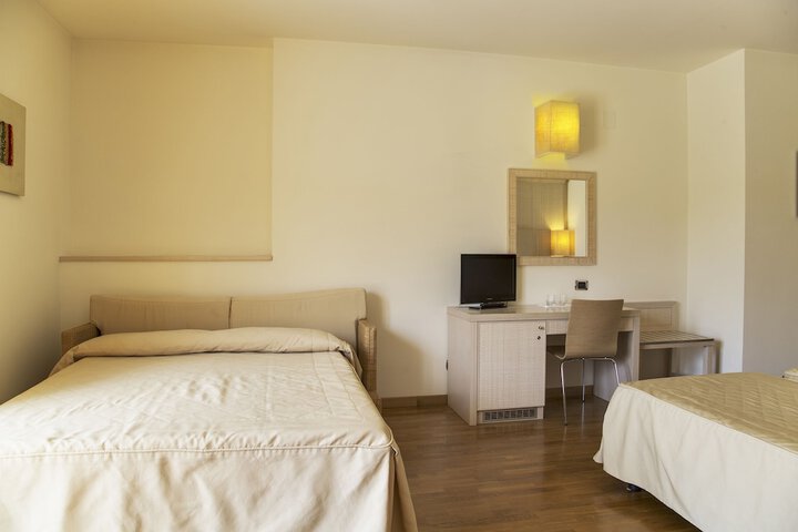 Room 4 of 28