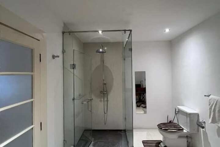 Room 5 of 9