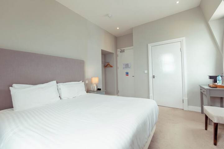 Room 43 of 112