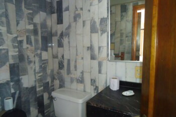 Room 4 of 33
