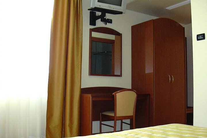 Room 7 of 12