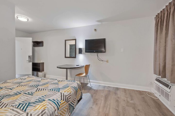 1 Queen Bed (2 of 9)