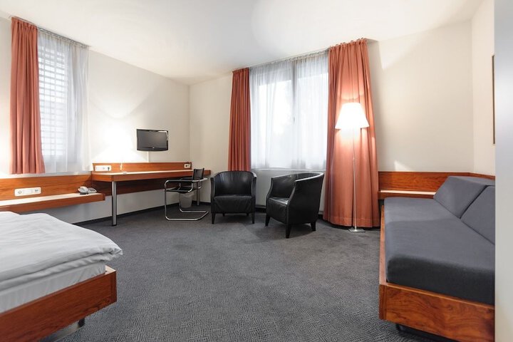 Room 4 of 25