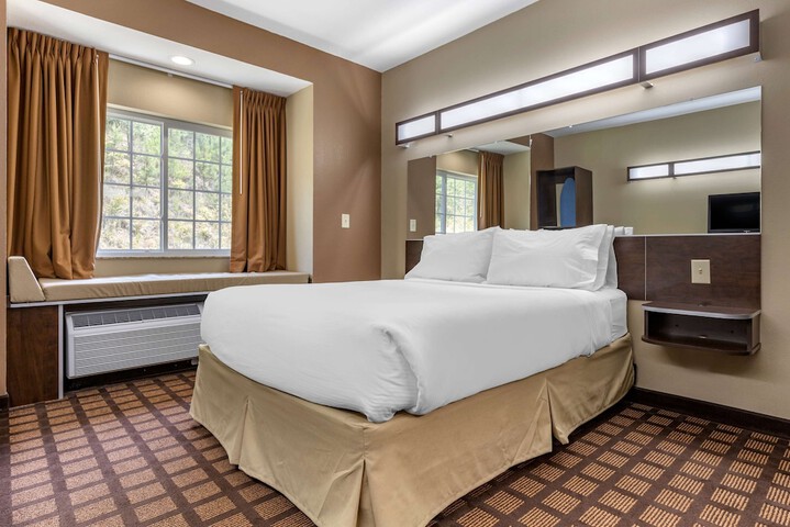 1 Queen Bed Mobility Hearing Impaired Accessible Room (1 of 14)