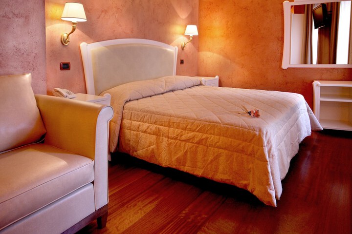 Room 6 of 61