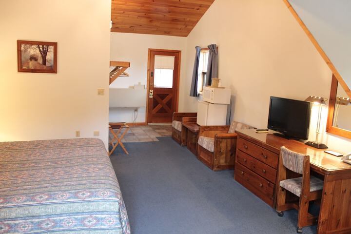 Pine Country Economy King Bed Pet Friendly (9 of 31)