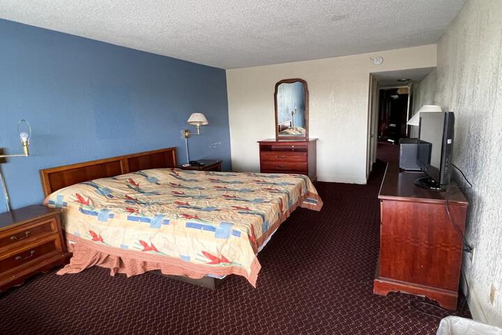 1 King Bed (9 of 44)