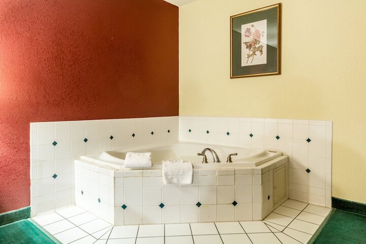 Deluxe King Bed Accessible (11 of 14)