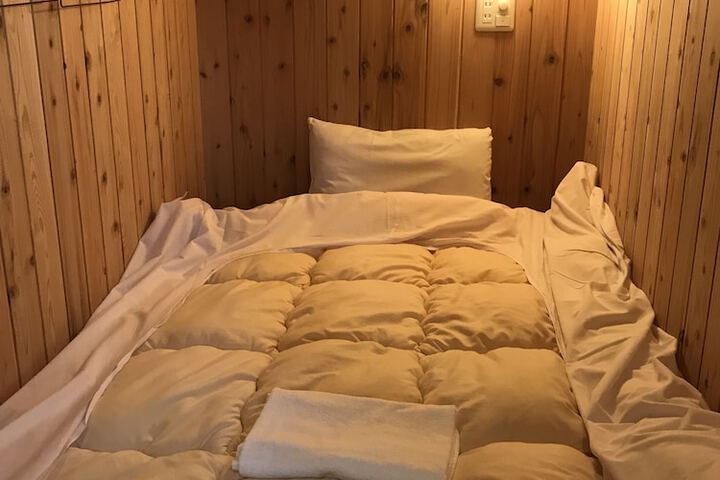 Room 4 of 16