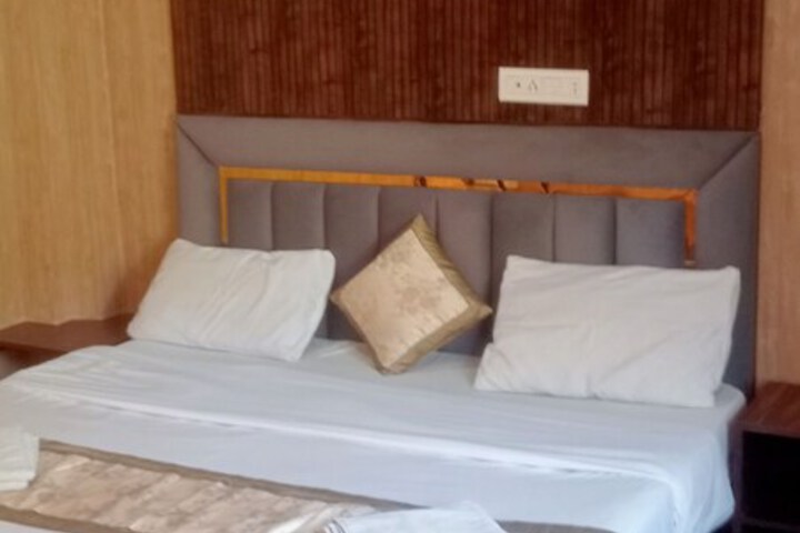 Room 11 of 28